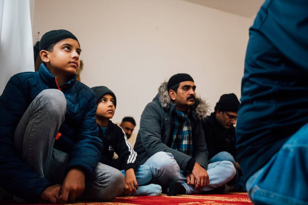 Kinder und Männer feiern gemeinsam einen Gottesdienst