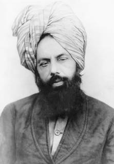 schwarz-weiß Aufnahme von Mirza Ghulam Ahmad, einem jungen Mann mit vollem Bart und Turban